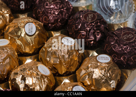 Scatola di Ferrero Rocher raccolta di cioccolato (Focus sul centro dolci) Foto Stock