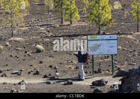 Il vulcano di Samara sentieri, approccio al Monte Teide Tenerife. Informazioni e la mappa di bordo, con giovane donna walker studiare mappa Foto Stock