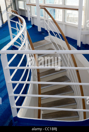 Al di fuori scala i ponti di collegamento a bordo della nave da crociera MS Boudicca Foto Stock