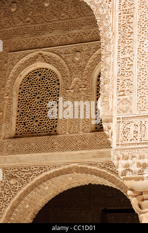 Dettaglio delle sculture arabo di palazzi Nasrid nell'Alhambra di Granada in Andalusia, Spagna Foto Stock