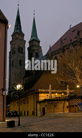 Il Bratwursthäusle (salsiccia Casa) 6 St. Sebald la chiesa nella città vecchia di Norimberga, Franconia, Baviera, Germania, Europa. Foto Stock