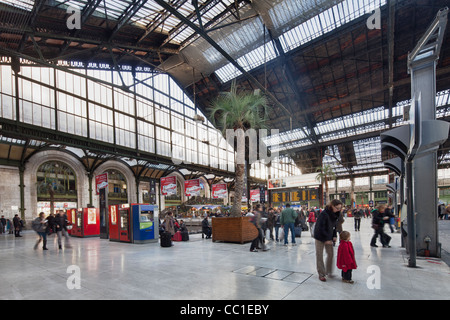 Concourse, stazione ferroviaria Gare de Lyon, Parigi, Francia Foto Stock