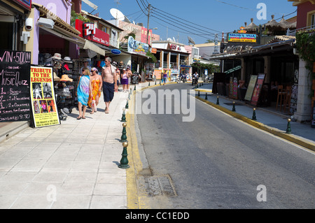 Centro turistico di Sidari, con caffè, bar e negozi. Corfù, Grecia Foto Stock