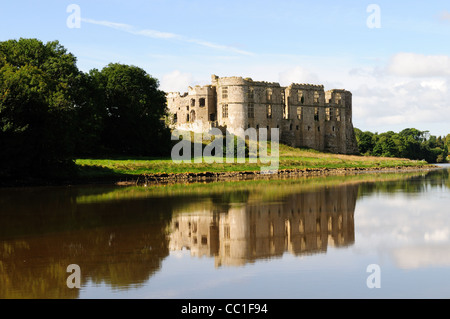 Carew Castle in piedi sul promontorio calcareo che si affaccia Carew ingresso Pembrokeshire Wales Cymru REGNO UNITO GB Foto Stock