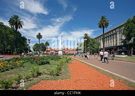 La Casa Rosada e La Pirámide de Mayo / Maggio piramide sulla Plaza de Mayo a Buenos Aires, Argentina Foto Stock