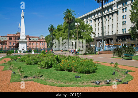 La Casa Rosada e La Pirámide de Mayo / Maggio piramide sulla Plaza de Mayo a Buenos Aires, Argentina Foto Stock