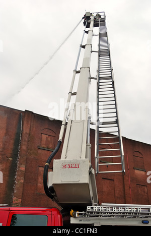 Piattaforma aerea combattendo contro un incendio di grandi dimensioni a Glasgow, Scotland, Regno Unito, Europa Foto Stock