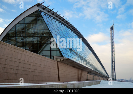 Il Glasgow Science Centre e Torre girevole con neve sul terreno Foto Stock