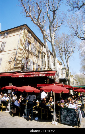 La vivace scena di strada in Aix en Provence in Cours Mirabeau Foto Stock