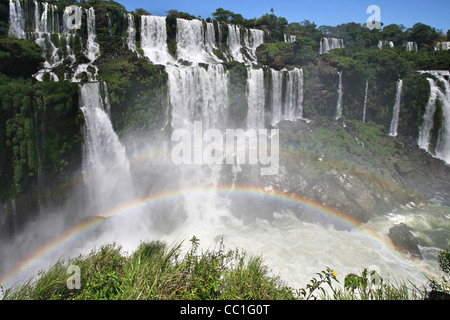 Arcobaleno nella parte anteriore delle Cascate di Iguassù / Iguassu Falls / Iguaçu cade visto dall Argentina Foto Stock