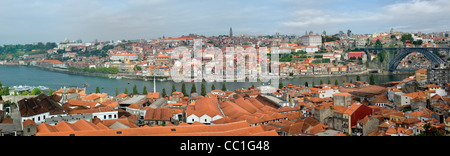 Panorama sul fiume Douro e il centro storico di Porto, Portogallo, Patrimonio Mondiale dell Unesco Foto Stock