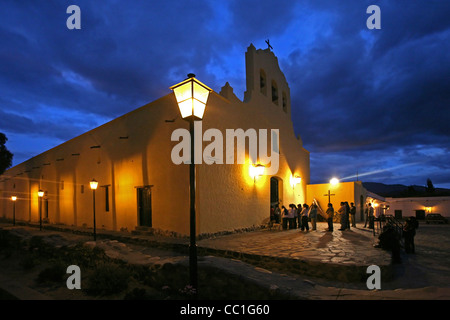 Churchgoers andando a Messa nella chiesa di sera a Cachi, Provincia di Salta, Argentina Foto Stock