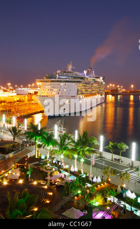 Vista della nave da crociera di indipendenza dei mari da Centro Comercial Muelle (centro commerciale) nel Parque Santa Catalina, Las Palmas Foto Stock