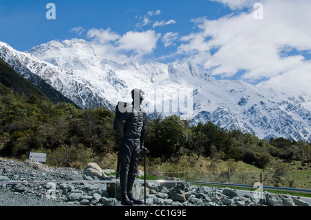 Una statua di Sir Edmund Hillary si affaccia sul Parco nazionale di Mount Cook e il Bacino di Mackenzie nel sud della Nuova Zelanda. Foto Stock