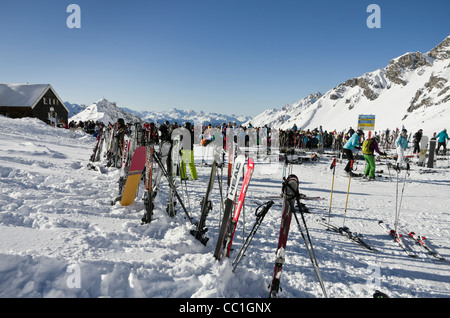 Sci nella neve fuori Ulmer Hutte ristorante sci occupato con gli sciatori in Alpi austriache in inverno St Anton am Arlberg Tirolo Austria Foto Stock