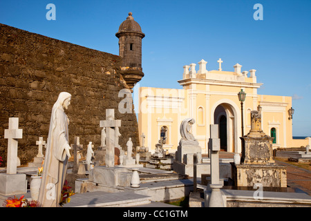 Sentry torretta da El Morro Fort sta di guardia al di sopra della Santa Maria Magdalena cimitero nella Città Vecchia di San Juan di Porto Rico Foto Stock