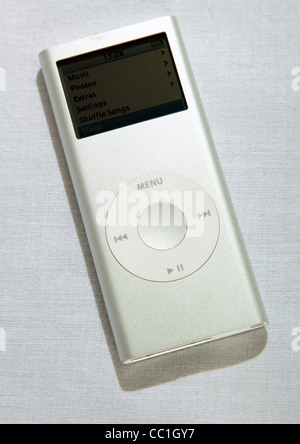 Vecchia versione di argento apple ipod nano 4gb su sfondo bianco Foto Stock