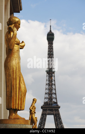 Statua presso il Palais de Chaillot e Torre Eiffel, Parigi, Francia Foto Stock