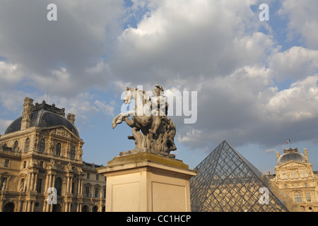 La statua equestre di Luigi XIV, Place du Carrousel, Parigi, Francia Foto Stock