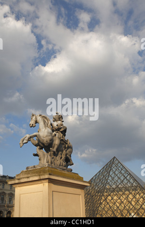 La statua equestre di Luigi XIV, Place du Carrousel, Parigi, Francia Foto Stock