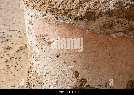 Resti di intonaci colorati su un pilastro al Tempio Romano di Deir el-Hagar, Dakhla Oasis, deserto occidentale d'Egitto Foto Stock