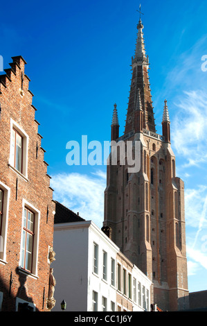 Vista esterna della chiesa di Nostra Signora di Onze-Lieve-Vrouwekerk in Bruges Belgio Foto Stock