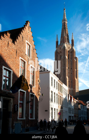 Vista esterna della chiesa di Nostra Signora di Onze-Lieve-Vrouwekerk in Bruges Belgio Foto Stock