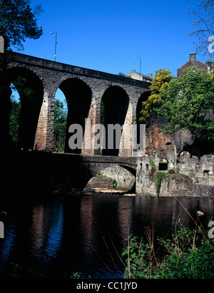 Storica resti di mulini e viadotto stradale a Torrs New Mills Derbyshire Inghilterra Foto Stock