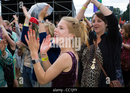 Clap donna e il tifo per una band che suona musica dal vivo presso il Standon Calling Festival nel Hertfordshire, Regno Unito Foto Stock