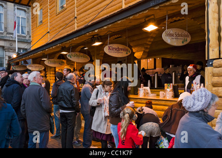 Bar stagionale di vendita bevande a Francoforte il tedesco Mercatino di Natale, Victoria Square, Birmingham, Regno Unito Foto Stock