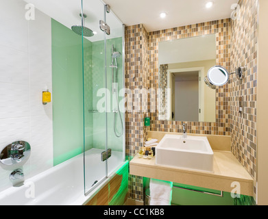 Bagno in camera Executive al Holiday Inn, Media City, Salford Quays, Manchester, Regno Unito Foto Stock