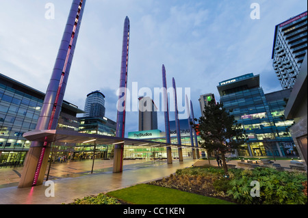 La BBC studios sulla piazza in MediaCityUK al crepuscolo, Salford Quays, Manchester, Regno Unito Foto Stock