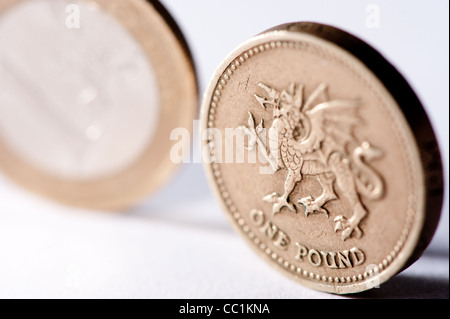 Euro e Sterline Inglesi accanto a ogni altro sulla superficie bianca Foto Stock