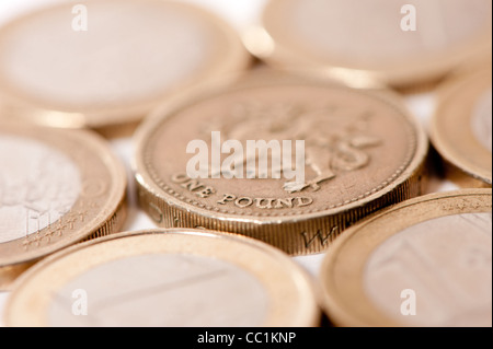 Euro e Sterline Inglesi accanto a ogni altro sulla superficie bianca Foto Stock