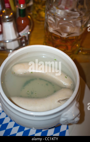 Weisswurst bavarese - piatto tradizionale servito in acqua calda tazza Foto Stock