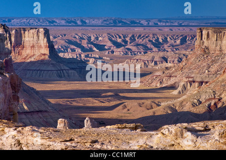 Miniera di carbone Canyon al tramonto, miniera di carbone Mesa, Moenkopi altopiano deserto dipinto in dist, Indiano Navajo Res, vicino a Tuba City, Arizona Foto Stock