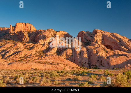 Lo scheletro di Mesa a sunrise, Navajo Indian Reservation, vicino a Kayenta, Arizona, Stati Uniti d'America Foto Stock