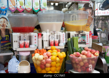 Fresche, refrigerate succhi di frutta per la vendita su uno stallo hong kong RAS di Hong kong cina asia Foto Stock