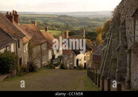 L'iconico Collina d'oro in Shaftesbury, immortalata nel famoso spot TV per pane Hovis ha diretto dal giovane Ridley Scott. Il Dorset, Inghilterra, Regno Unito. Foto Stock