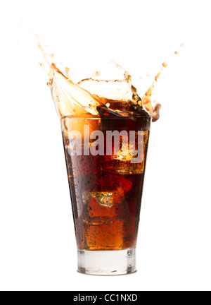 Il cubo di ghiaccio droped in vetro di cola e cola schizzi Foto Stock