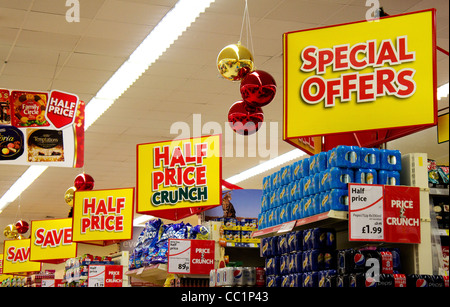 Offerte speciali segni in un Morrisons store, Regno Unito Foto Stock