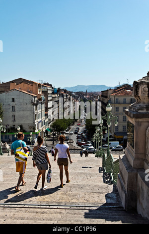 Corso Lieutaud street dalla parte superiore della Gare Saint Charles ferrovia stazione ferroviaria scala monumentale Foto Stock