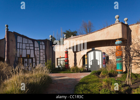 Stati Uniti, California, Napa Valley Wine Country, Napa, Quixote Winery, progettato dall'architetto austriaco Friedensreich Hundertwasser Foto Stock