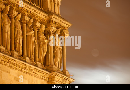 Parigi - La cattedrale di Notre Dame di notte - dettaglio con luna Foto Stock