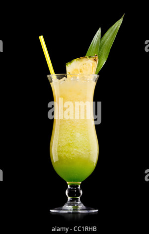 Kivi pina colada bevanda bicchiere da cocktail isolati su sfondo bianco Foto Stock