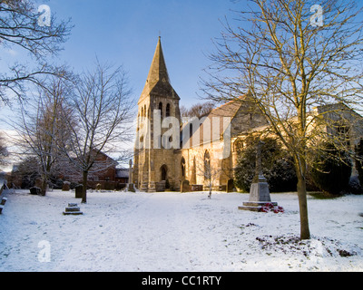 Il grado II* ha elencato tutti i santi Chiesa, Huntington, York nella neve Foto Stock