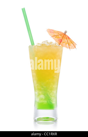 Kivi pina colada bere cocktail con vetro ombrello isolati su sfondo bianco Foto Stock