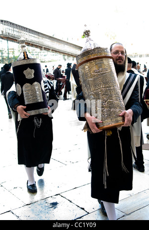 Ebrea ortodossa uomini che tengono la Torah scorrere libri presso il Muro del Pianto a Gerusalemme. Foto Stock