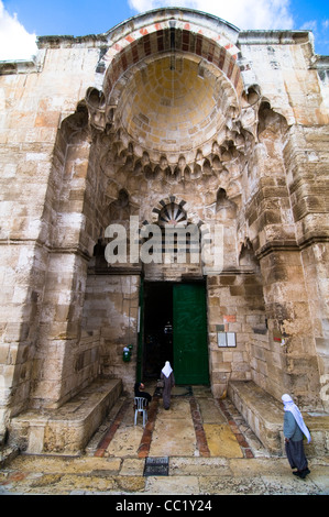 La porta dei mercanti di cotone (Bab al-Qattanin) che collega il Monte del Tempio ai vibranti bazar del quartiere musulmano. Foto Stock