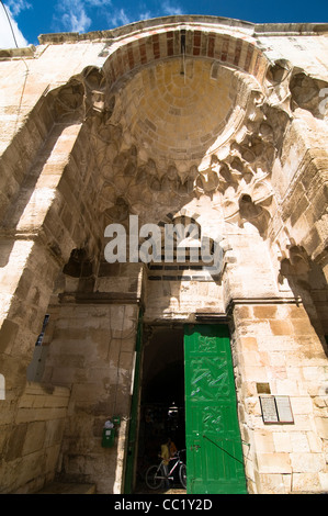 Il cotone Merchant's Gate (Bab al-Qattanin) connectitong il Monte del Tempio del vivace bazar del quartiere musulmano. Foto Stock